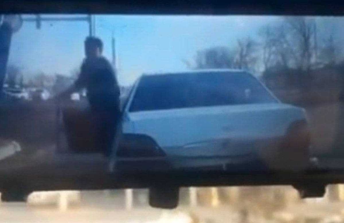 В Ташкенте водитель Nexia устроил разборки прямо на дороге — видео