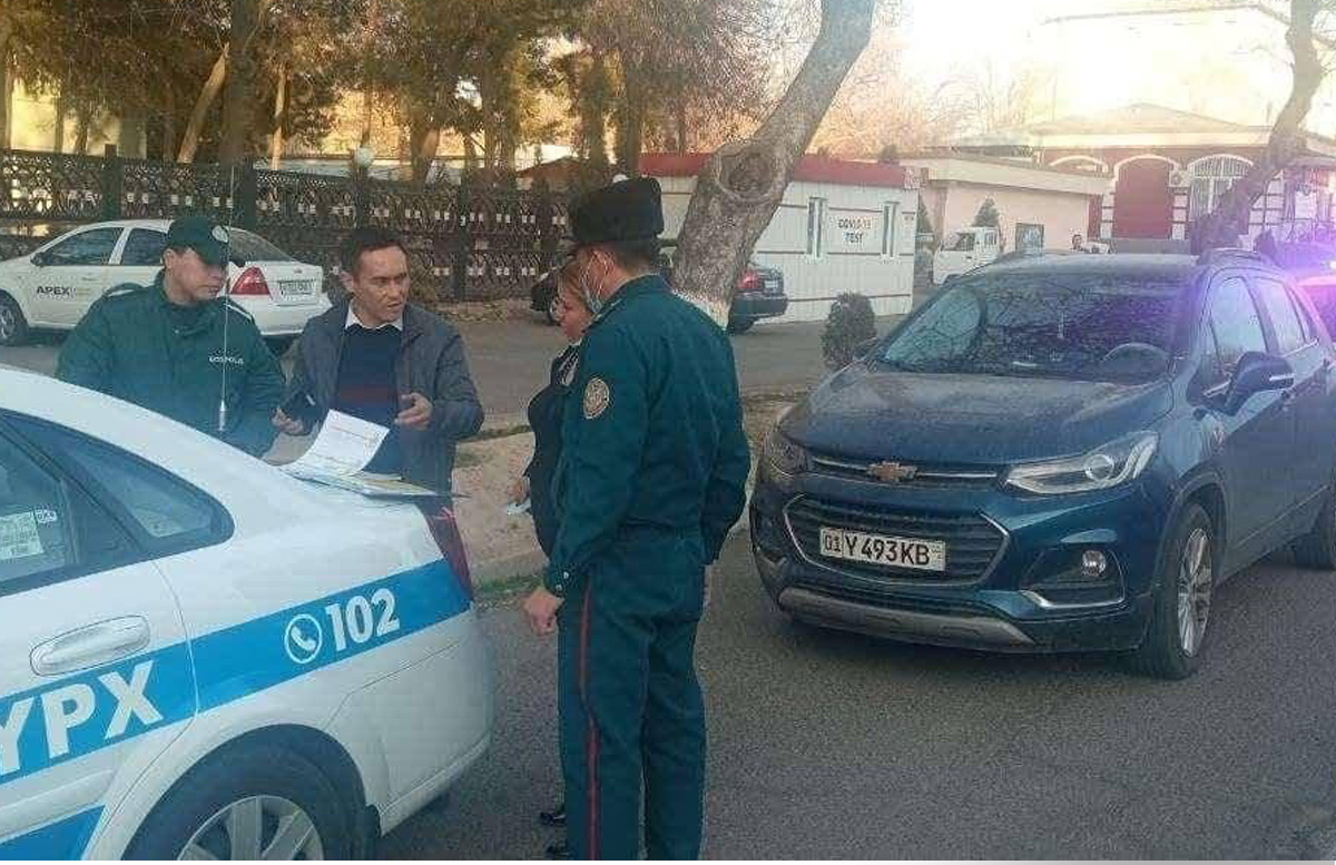 В Ташкенте оштрафовали женщину, выбросившую мусор из окна авто