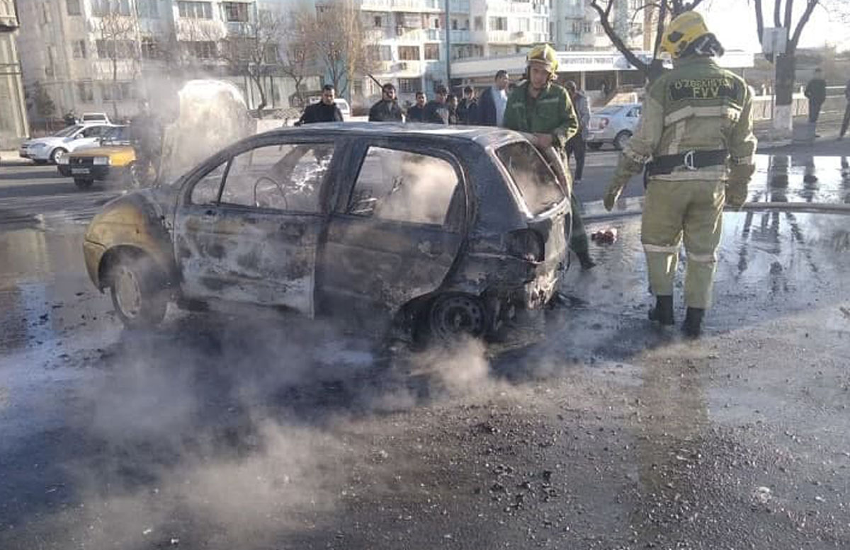 В Ташкенте автомобиль Matiz сгорел дотла — видео