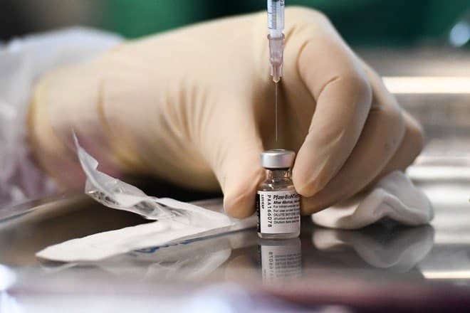 Ученые выявили эффективность третьих доз вакцин против омикрон-штамма