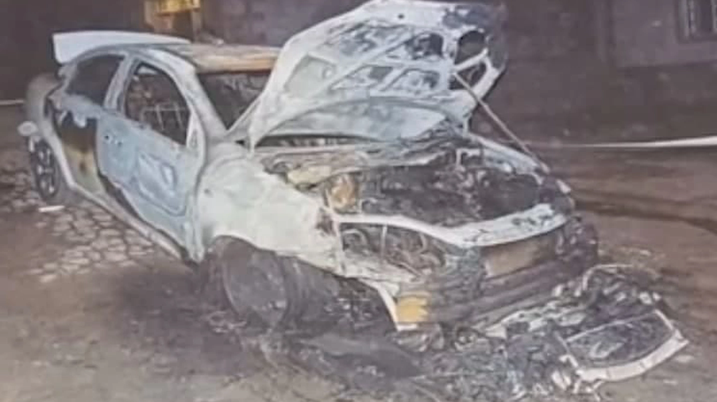 В Самарканде вынесли приговор мужчине, который напал на участкового и поджег его машину