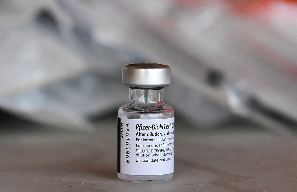 Pfizer представит вакцину против омикрон-штамма к марту 2022 года