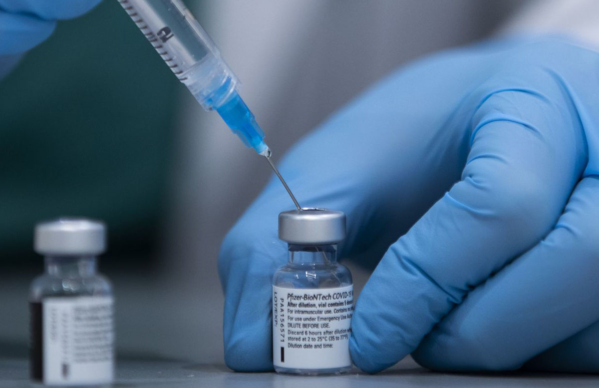 Ученые оценили эффективность вакцины Pfizer против «омикрона» в 23%