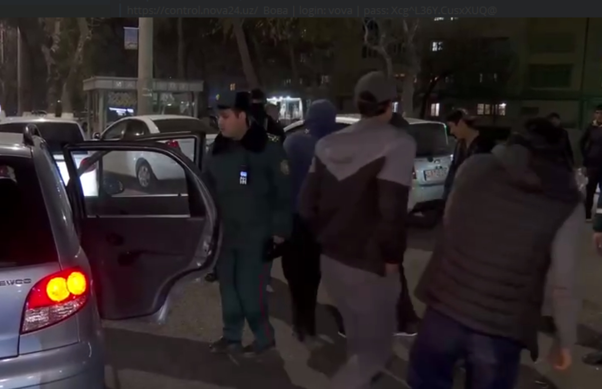 В Ташкенте сотрудники ДПС остановили «резиновый» Matiz с девятью людьми внутри — видео