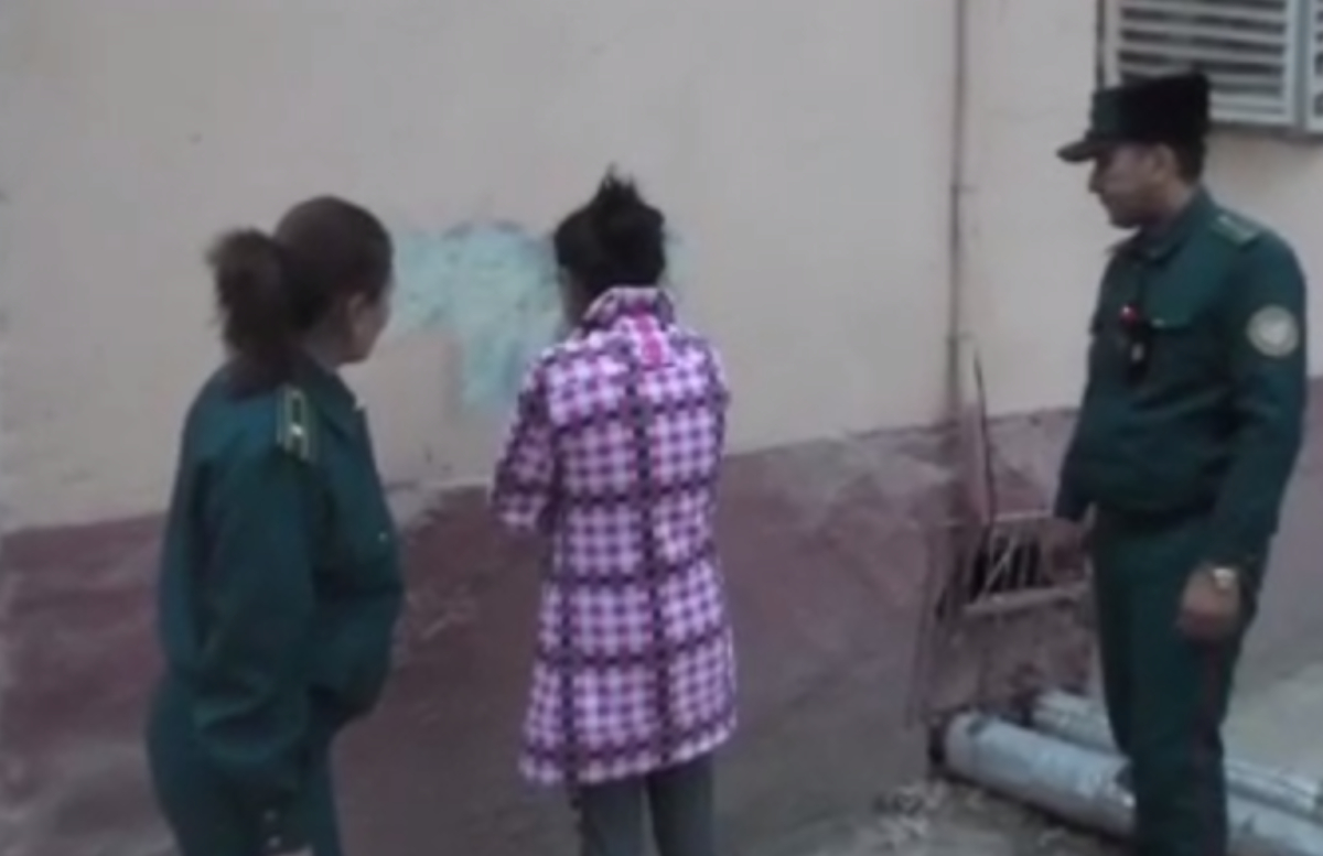 В Ташкенте поймали женщину за рисованием рекламных наркограффити
