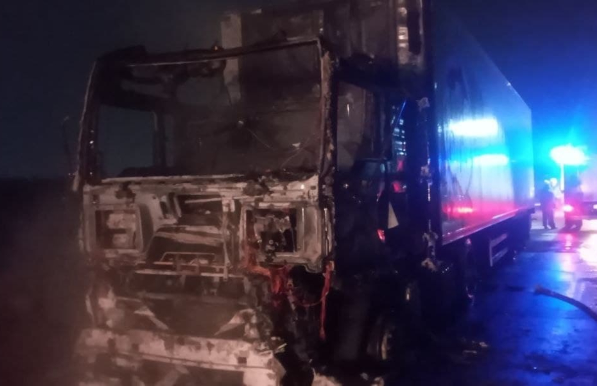 По дороге из Ташкента в Самарканд загорелся грузовик