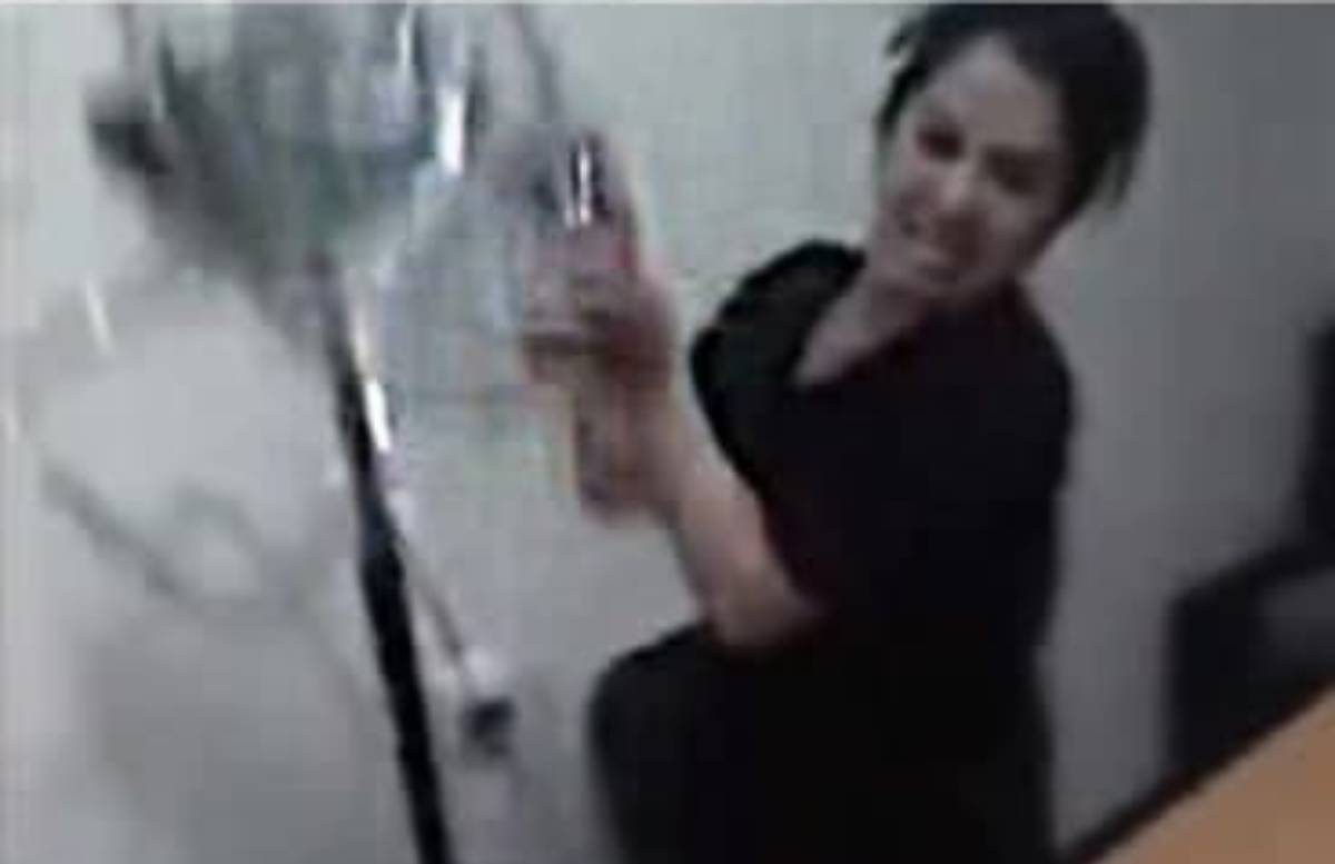 Женщина кинула в сотрудника ОВД вентилятор после обвинения в проституции — видео