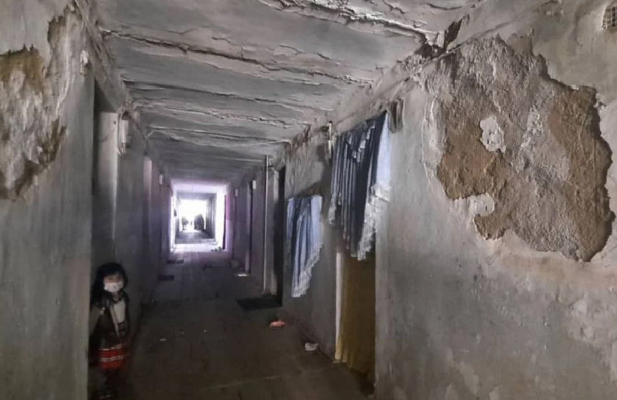 В полуразрушенном общежитии Карши начались ремонтные работы