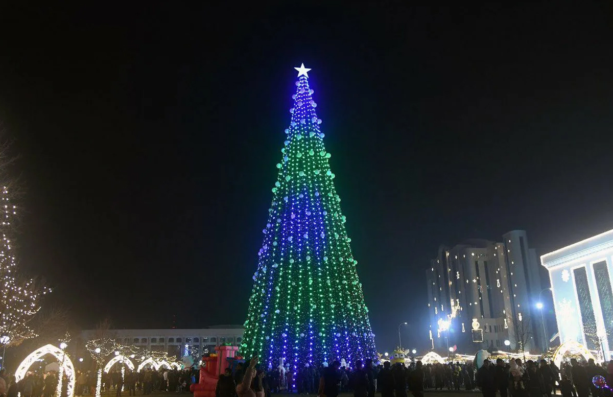В Ташкенте установили главную новогоднюю елку страны — видео