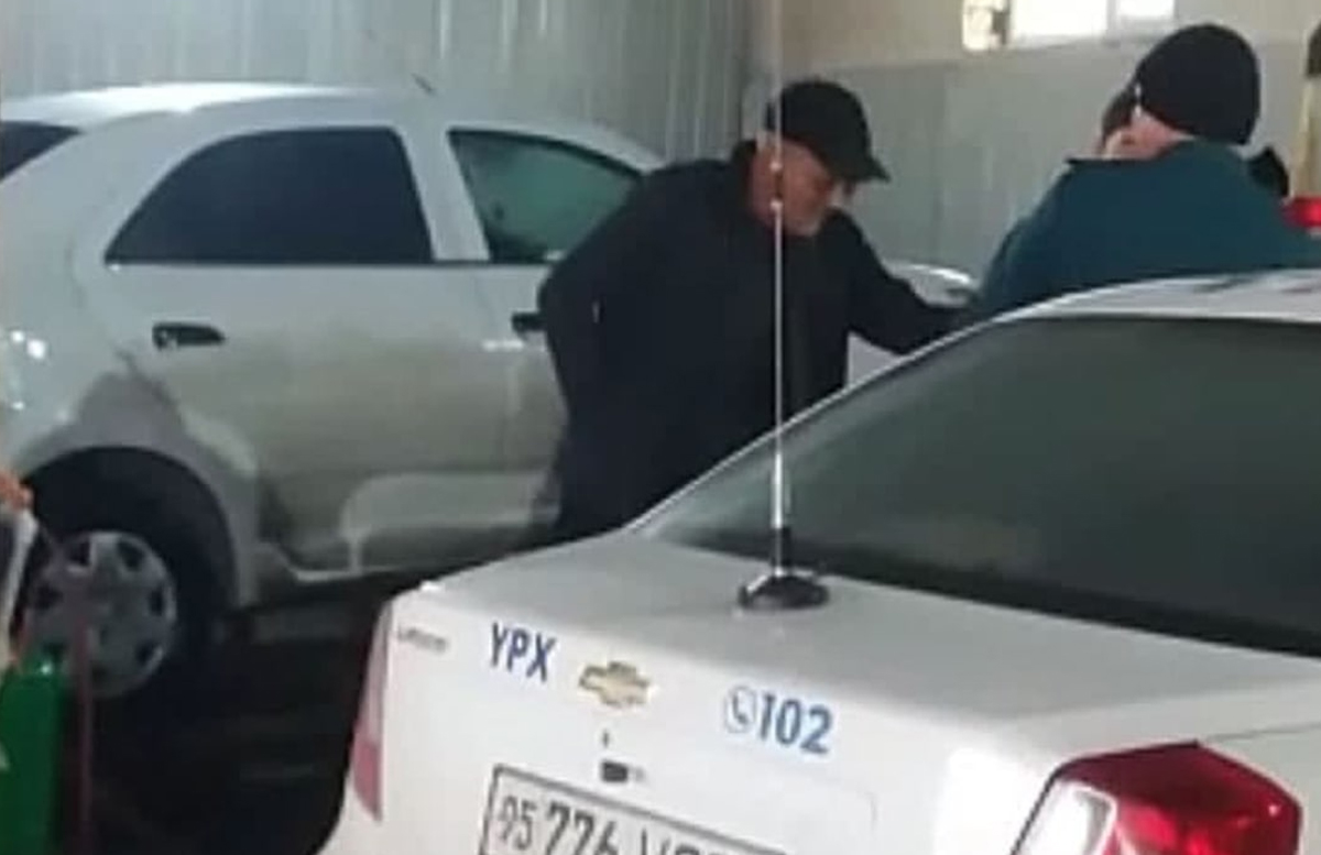 В Каракалпакстане сотрудник ДПС устроил скандал на автомойке