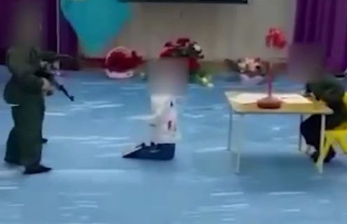 В Казахстане прокомментировали сценку в детсаду с расстрелом солдатами СССР казахского студента — видео