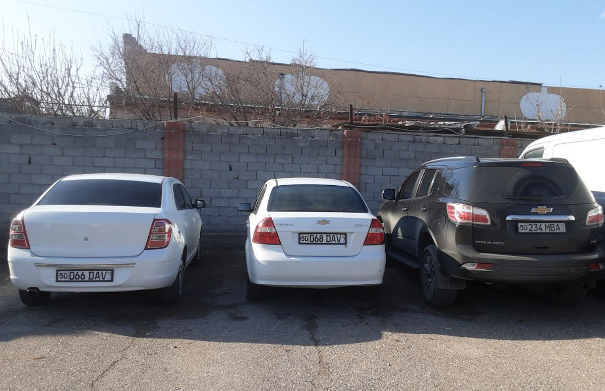 Автомобили хокима Чустского района поместили на штрафстоянку