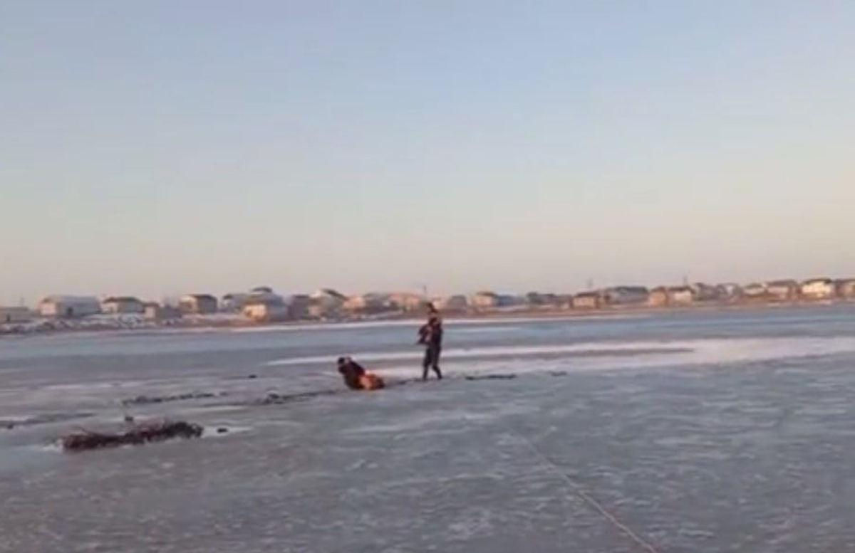 В Нукусе двое подростков провалились под лед озера