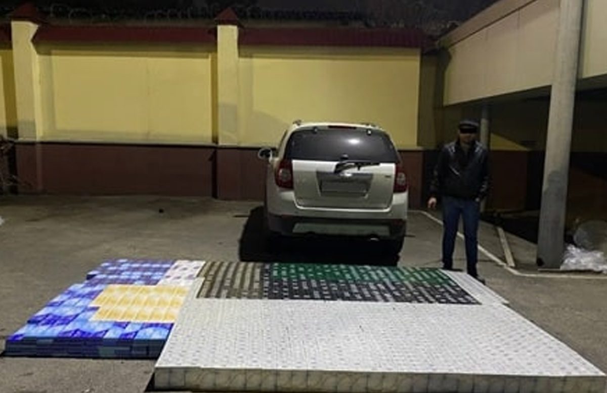 В Ташобласти таможенники выследили набитый контрабандными сигаретами авто
