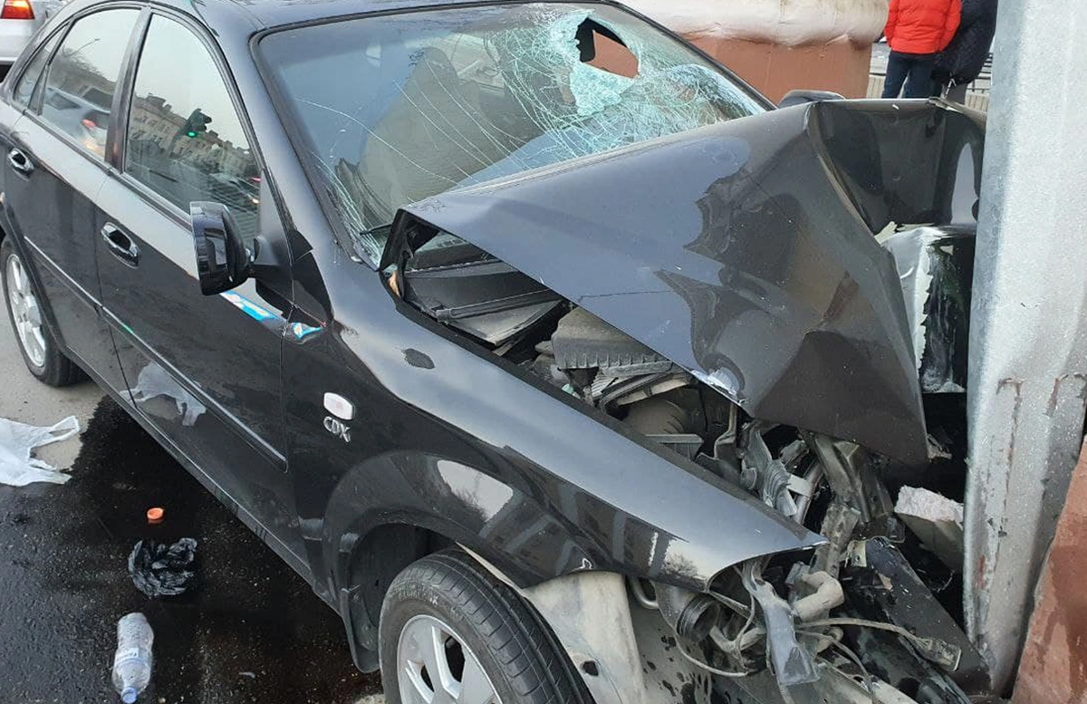 В Ташкенте водитель Lacetti потерял управление и врезался в столб