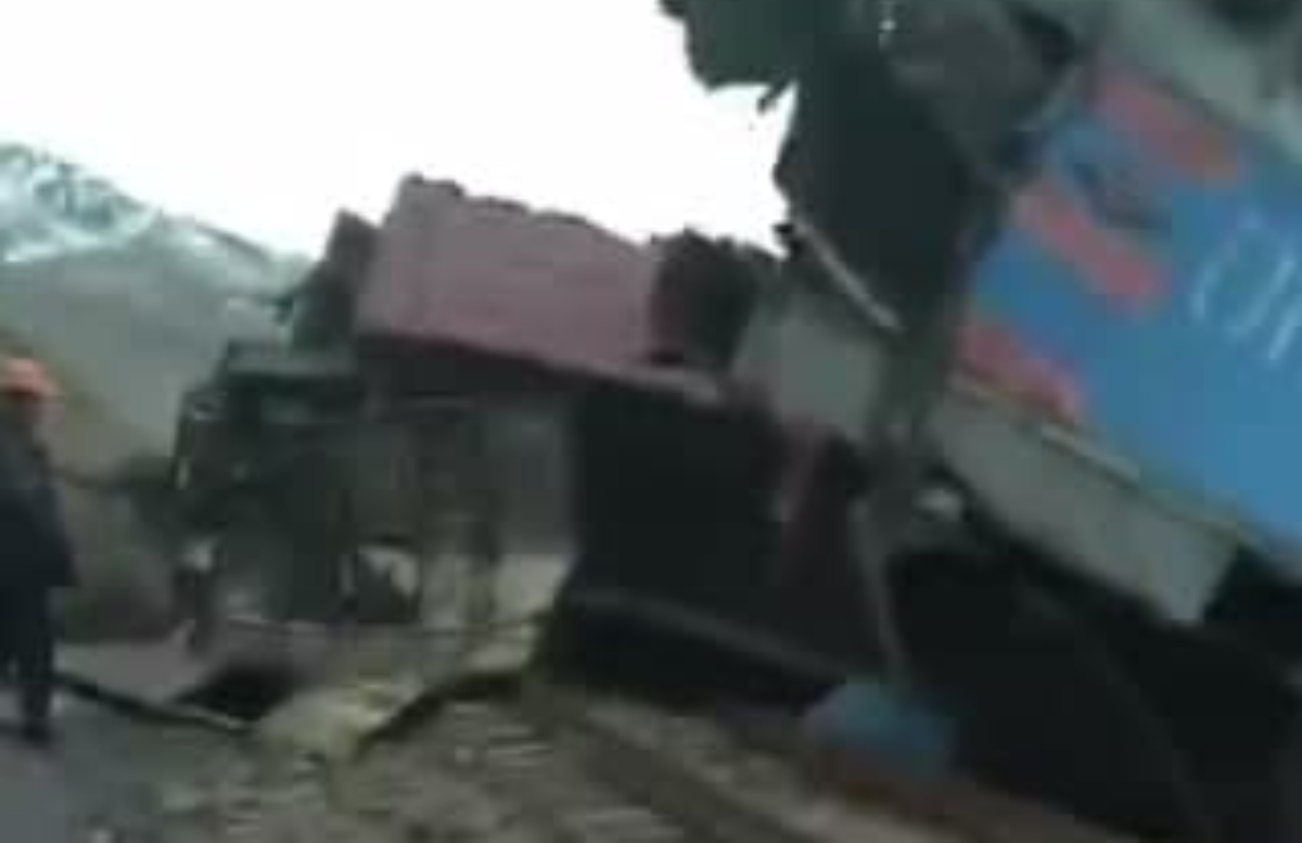 В Ангрене столкнулись два поезда — видео