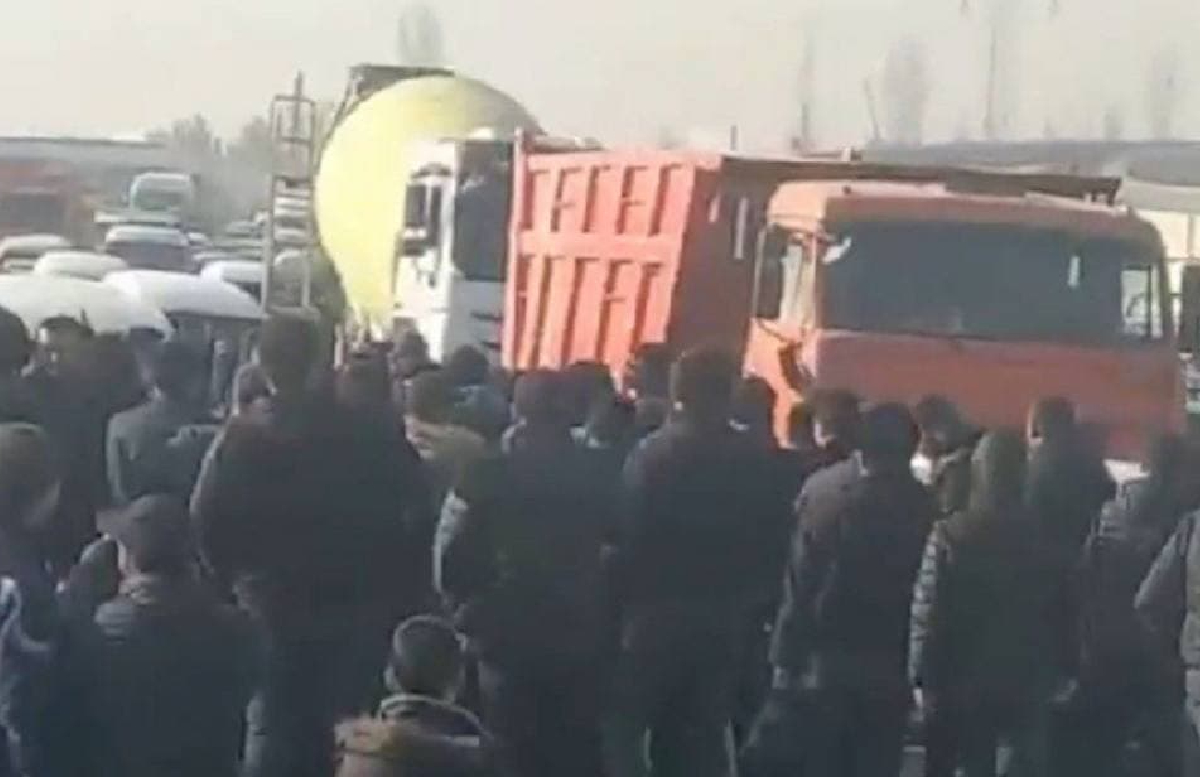 В Ташкенте арестовали людей за перекрытие дороги возле «Куйлюка» — видео
