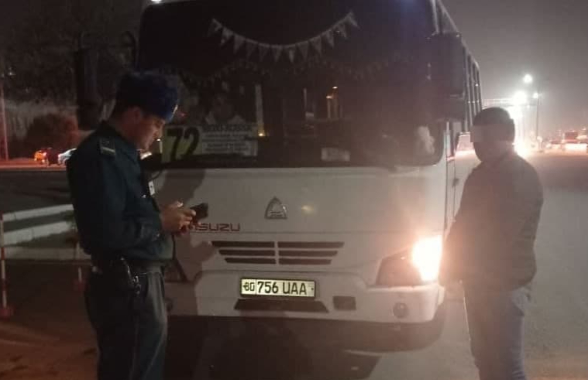 В Узбекистане лихач за рулём пассажирского автобуса промчался на «красный»