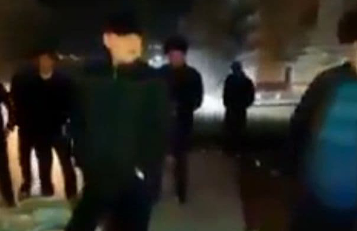 Хоким Асакинского района заговорил с гражданами, засунув руки в карман — видео