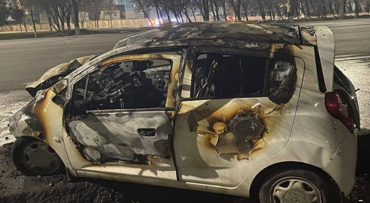 В Ташкенте загорелся врезавшийся в столб автомобиль Spark