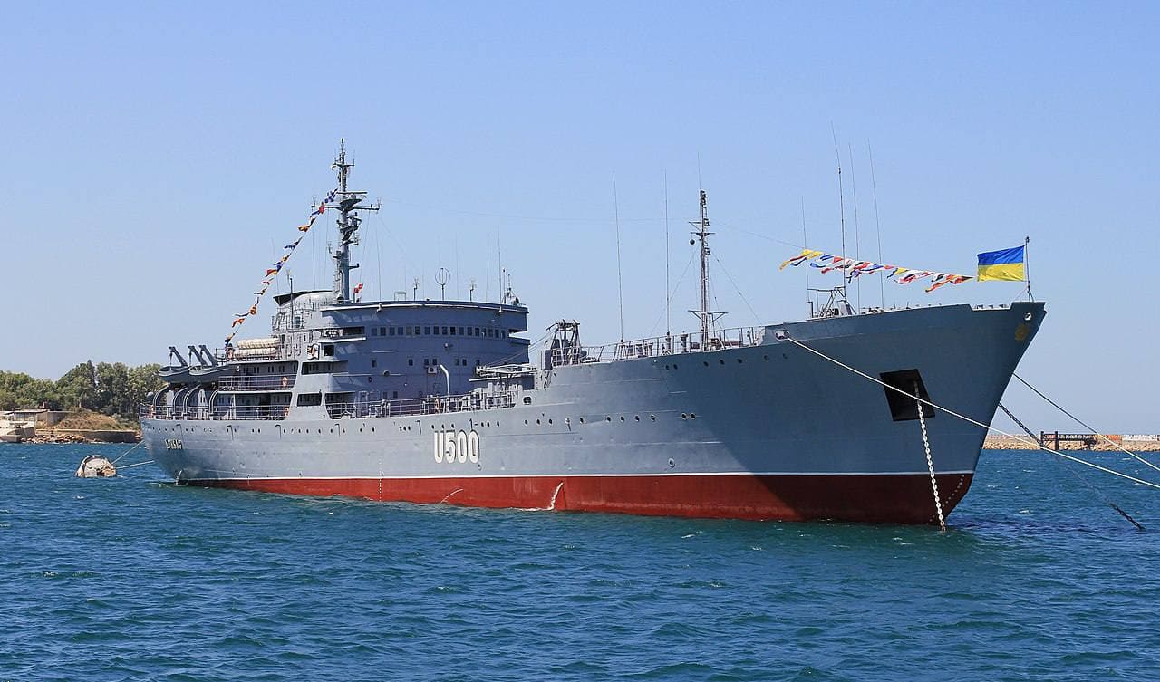 Украинский военный корабль движется в сторону Керченского пролива