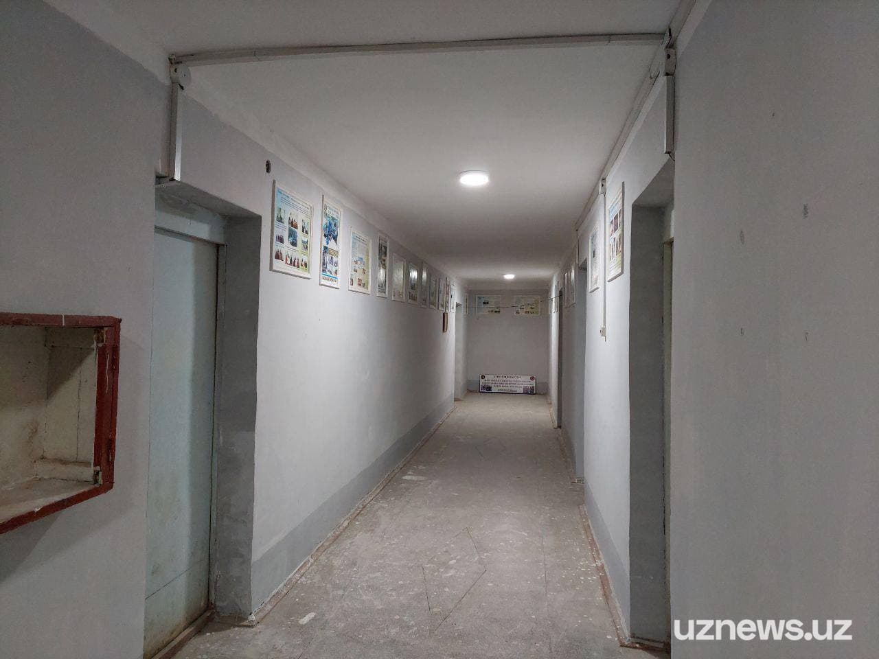 В полуразрушенном общежитии Карши начались ремонтные работы