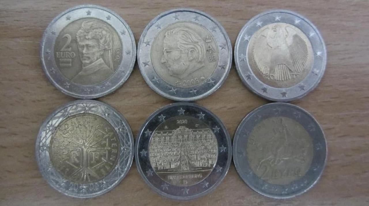 В столичном банке мошенники обменяли более 2000 фальшивых монет