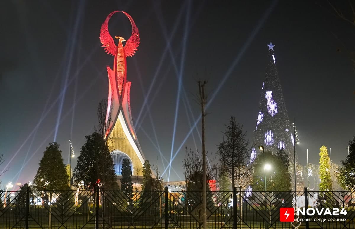 Как украсили парк «Новый Узбекистан» к новогодним праздникам — фоторепортаж