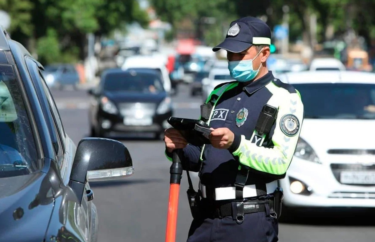 В Узбекистане официально разрешили разговаривать по телефону без использования рук за рулем