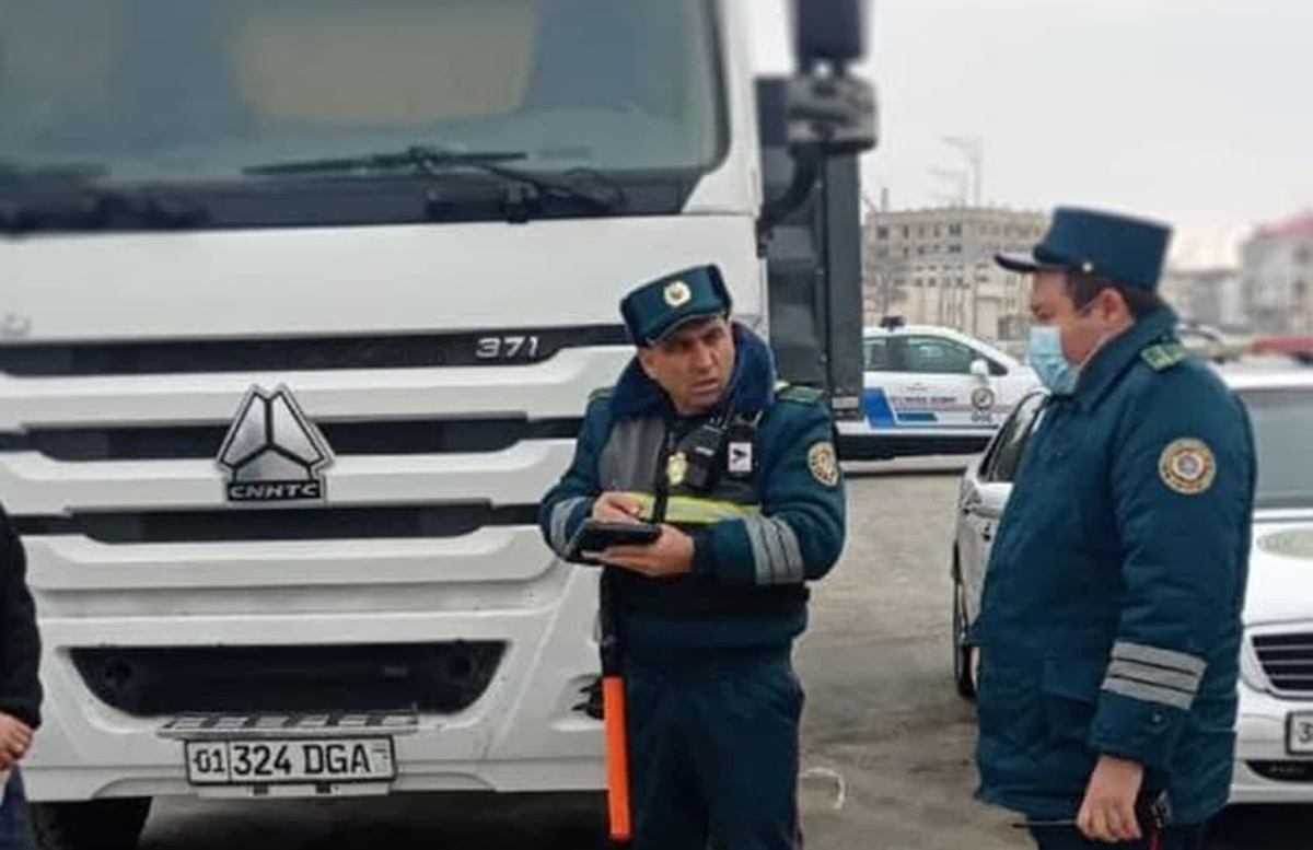 В Узбекистане водитель грузовика прокатился по встречной полосе