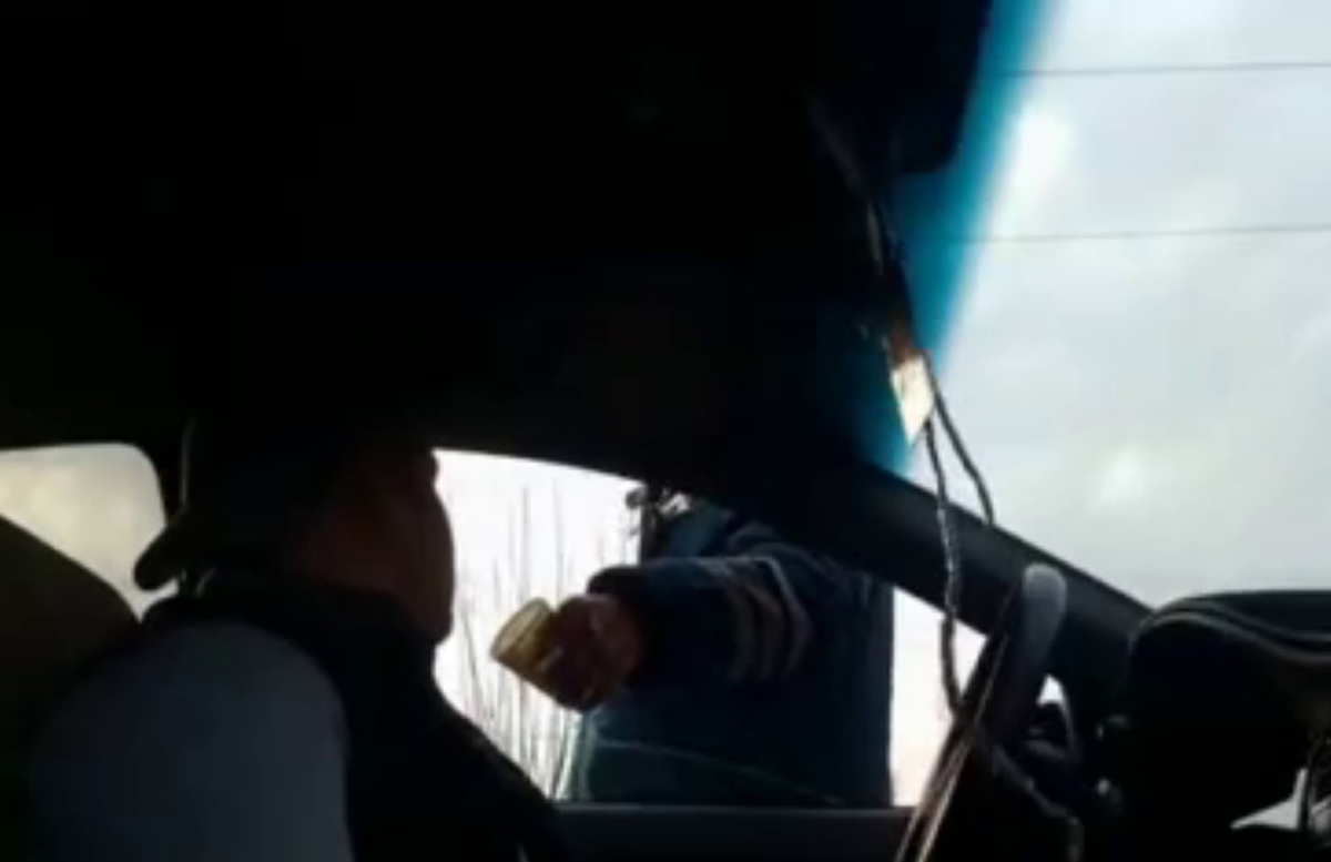 Сырдарьинские инновации: сотрудник ДПС дал водителю одноразовый стаканчик вместо алкотестера — видео