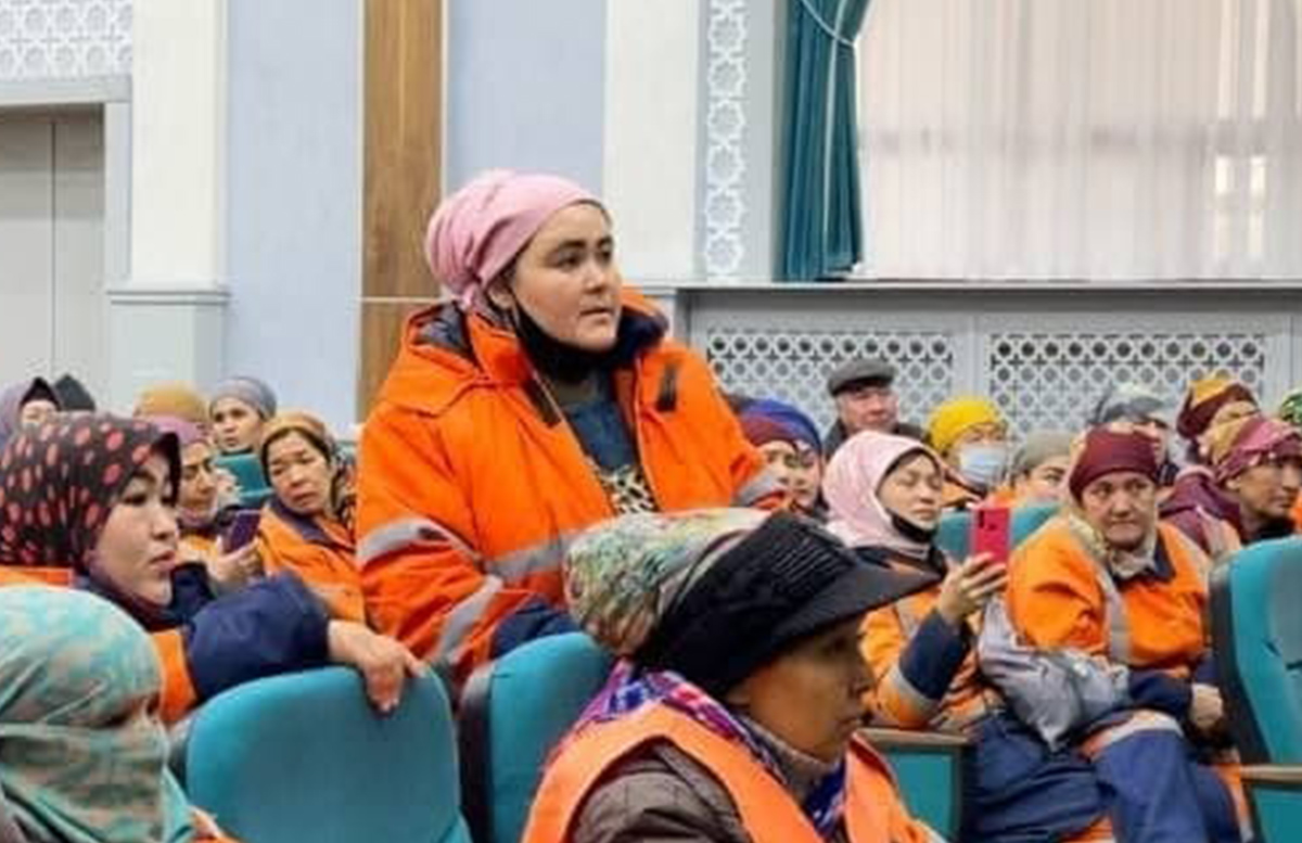 В Ташкенте недовольные сотрудники благоустройства пришли к зданию хокимията за зарплатой — видео