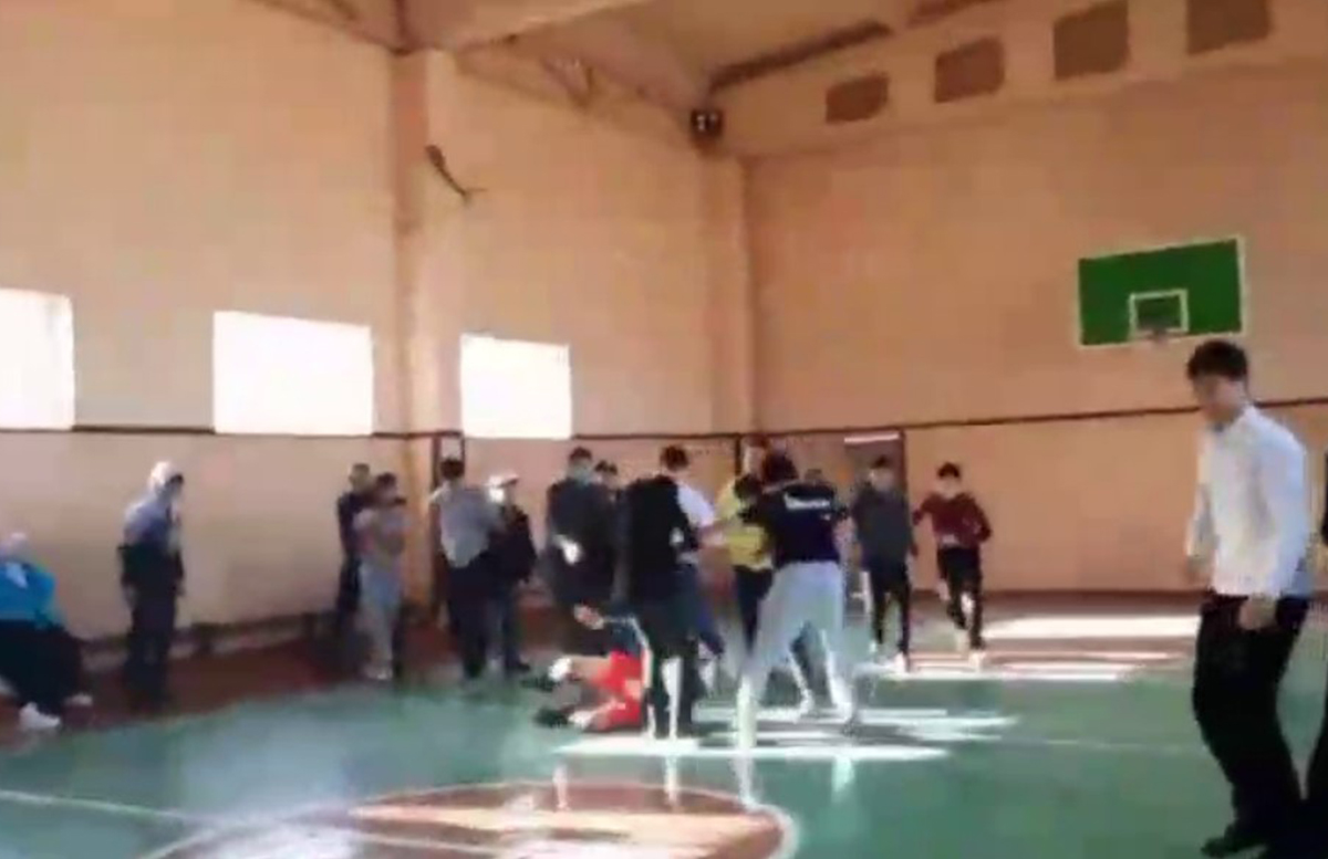 В спортзале одной из школ Ташобласти произошла массовая драка — видео