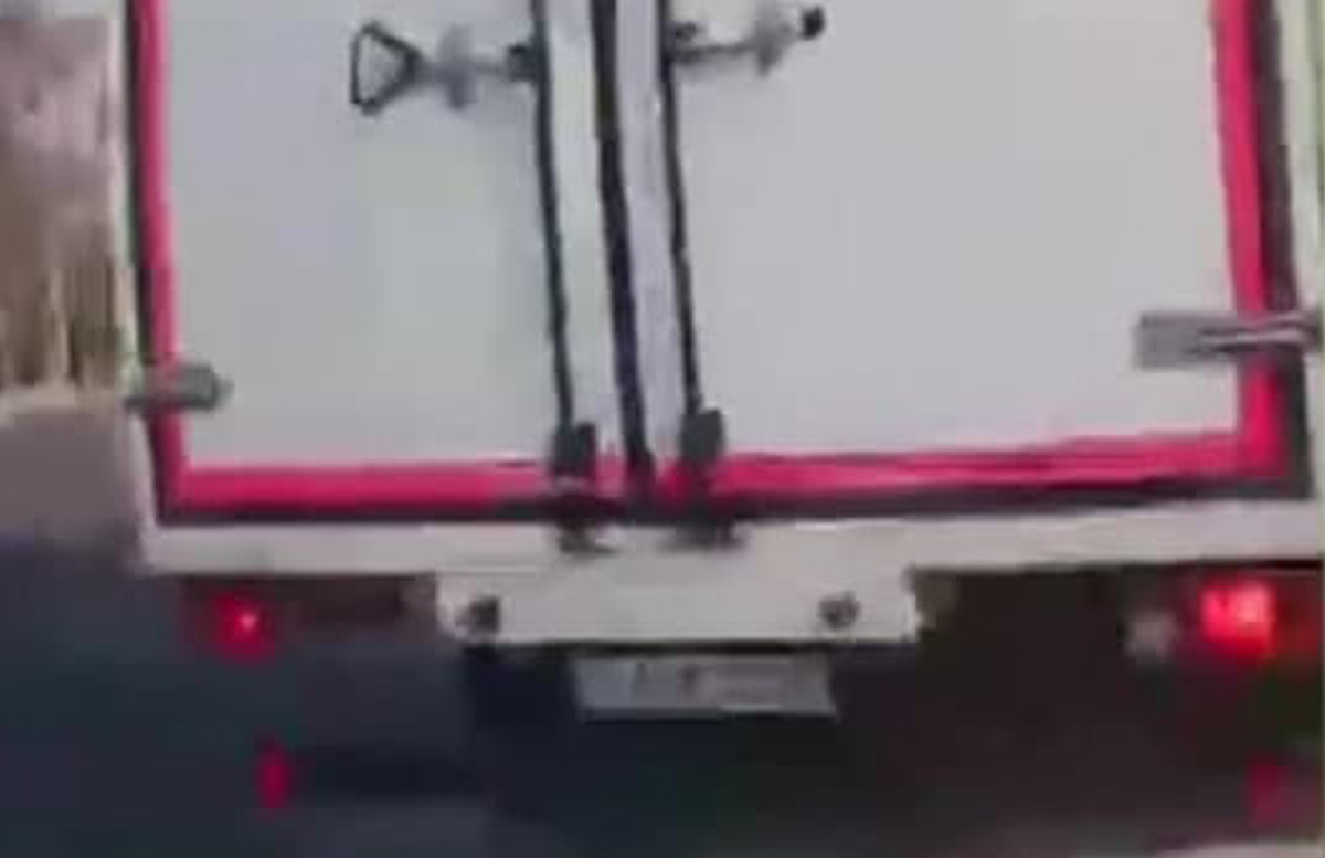 В Ташкенте грузовик Isuzu «подрезал» несколько машин, а потом и вовсе угодил в ДТП — видео