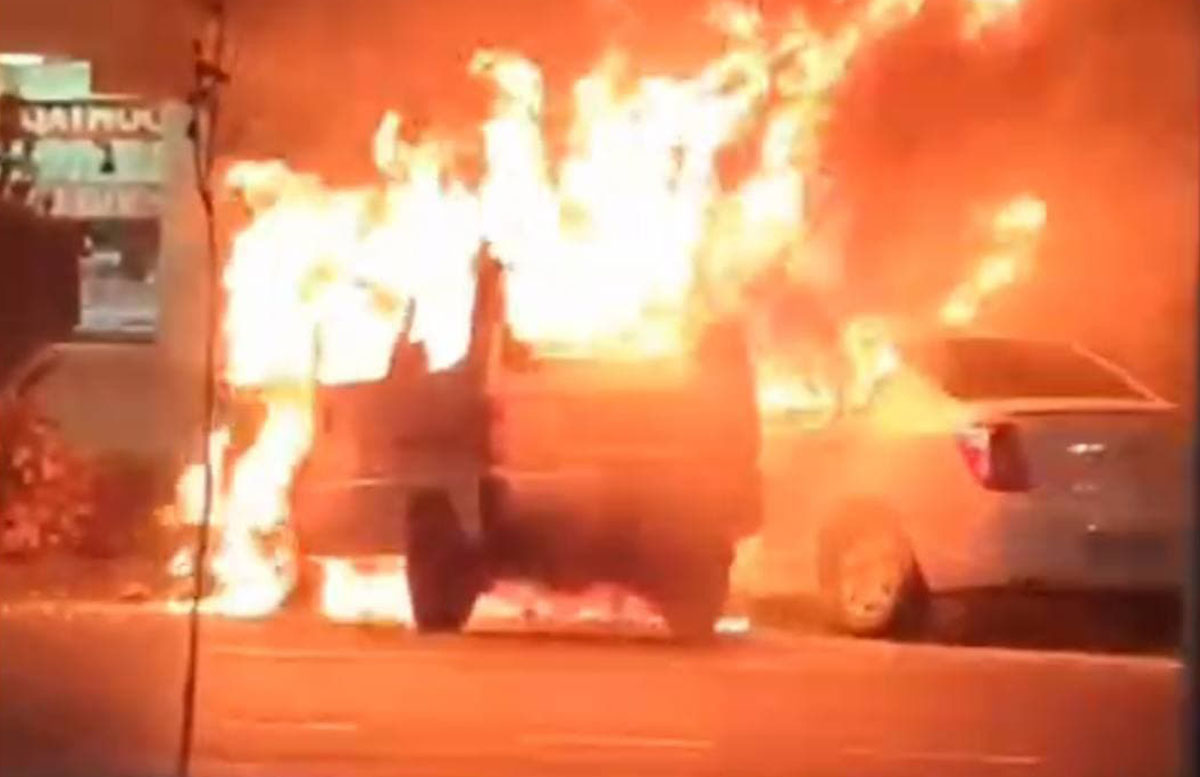 В Ферганской области сгорели сразу два автомобиля — видео