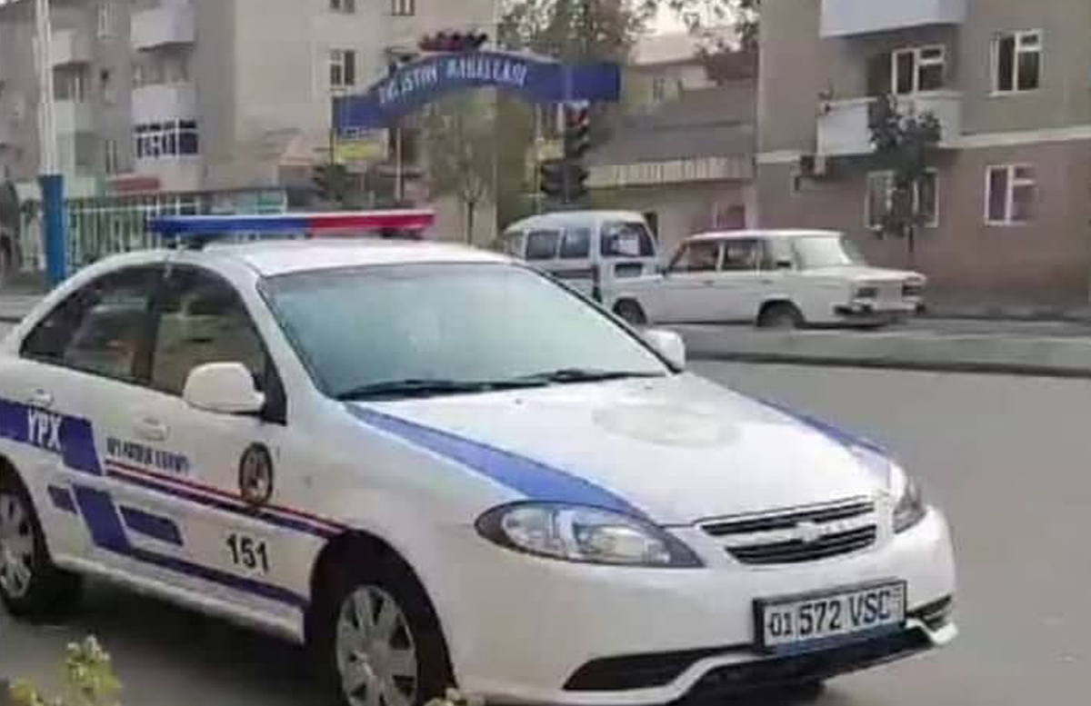 В Узбекистане сотрудники ДПС припарковали спецтранспорт на автобусной остановке