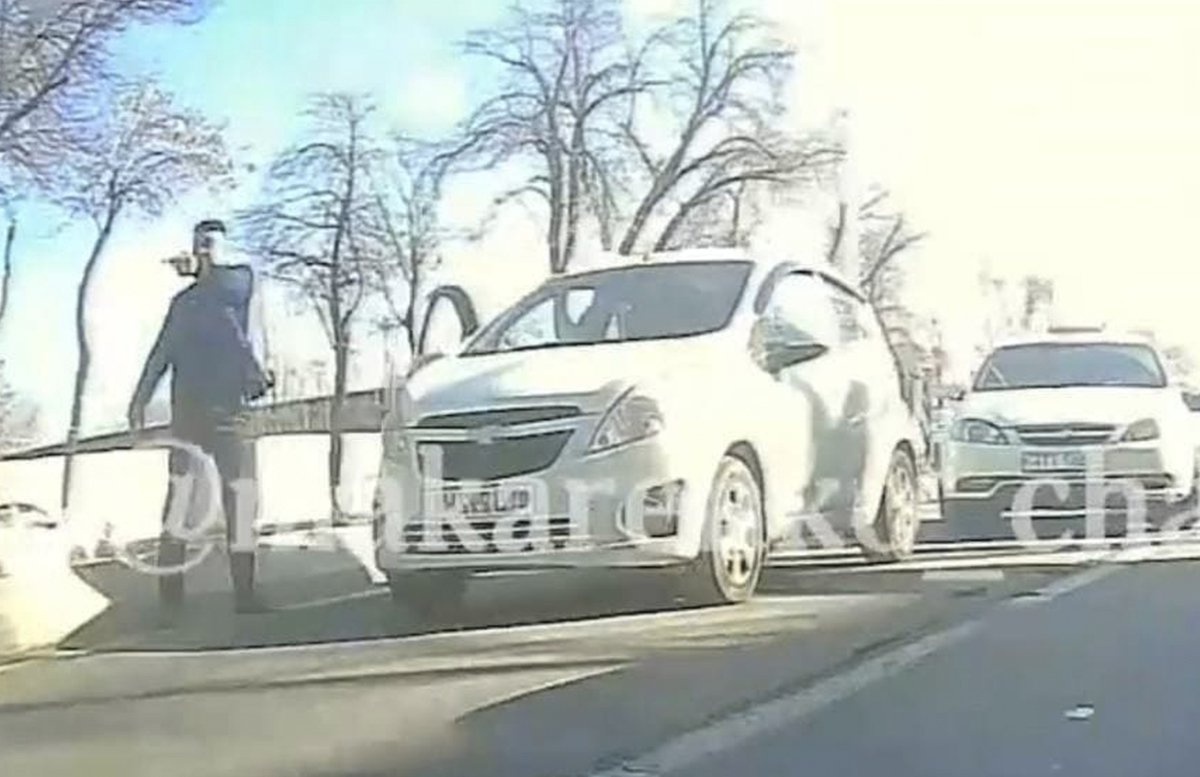 В Ташкенте водитель Spark посреди дороги обстрелял «Ладу» — видео