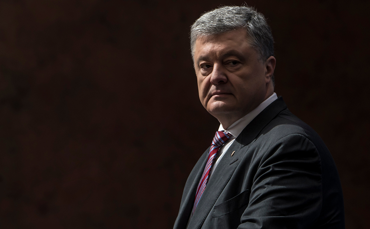 В Киеве суд разрешил задержать Порошенко сразу после его возращения