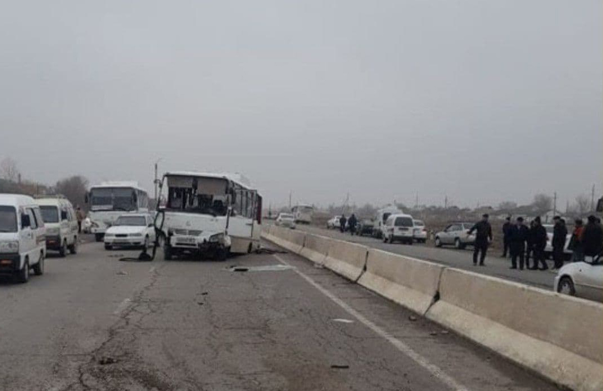 В Сырдарье пассажирский автобус врезался в припаркованный у дороги Damas
