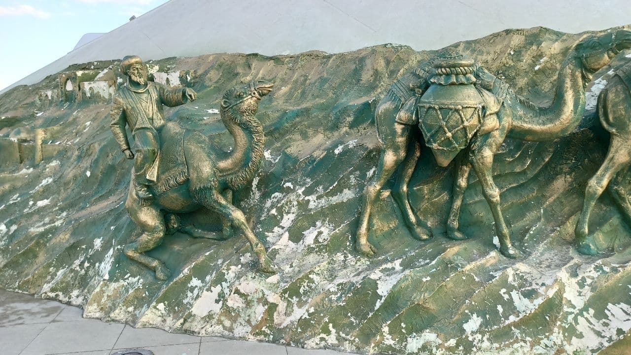 В парке «Янги Узбекистон» со скульптур начала слезать краска, а некоторые тропинки покрылись трещинами