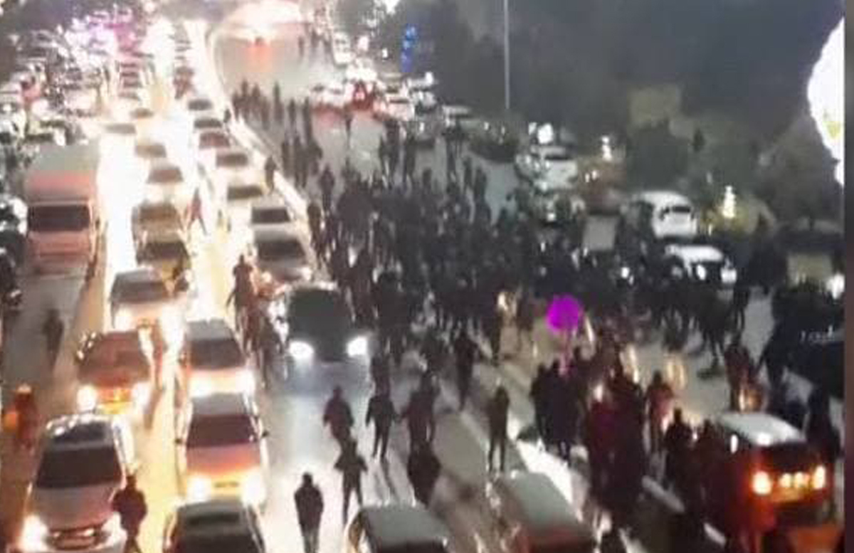 В Намангане в новогоднюю ночь около тысячи человек перекрыли движение автомобилей — видео