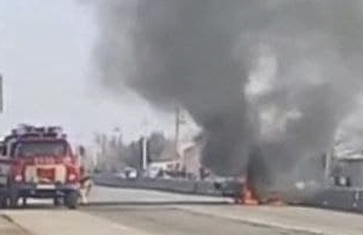 В Навоийской области загорелся автомобиль «Жигули»
