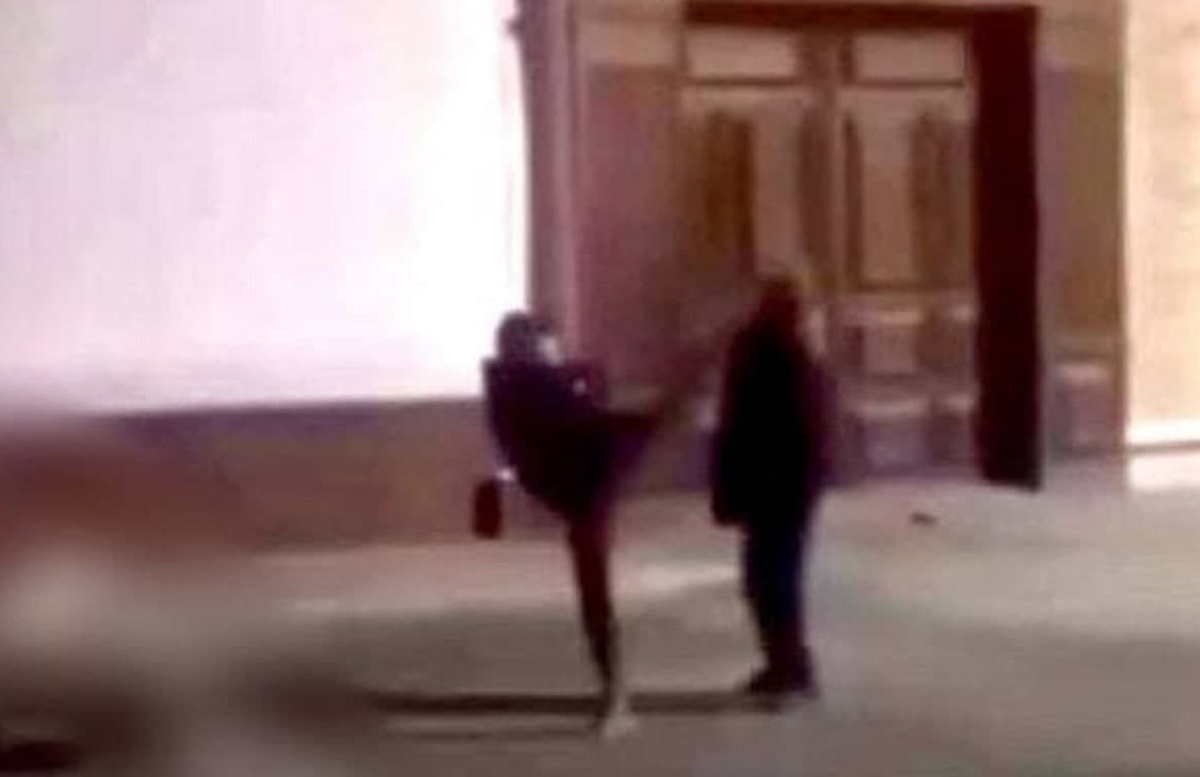 В Самарканде тиктокер ударил пожилого мужчину ногой и убежал — видео
