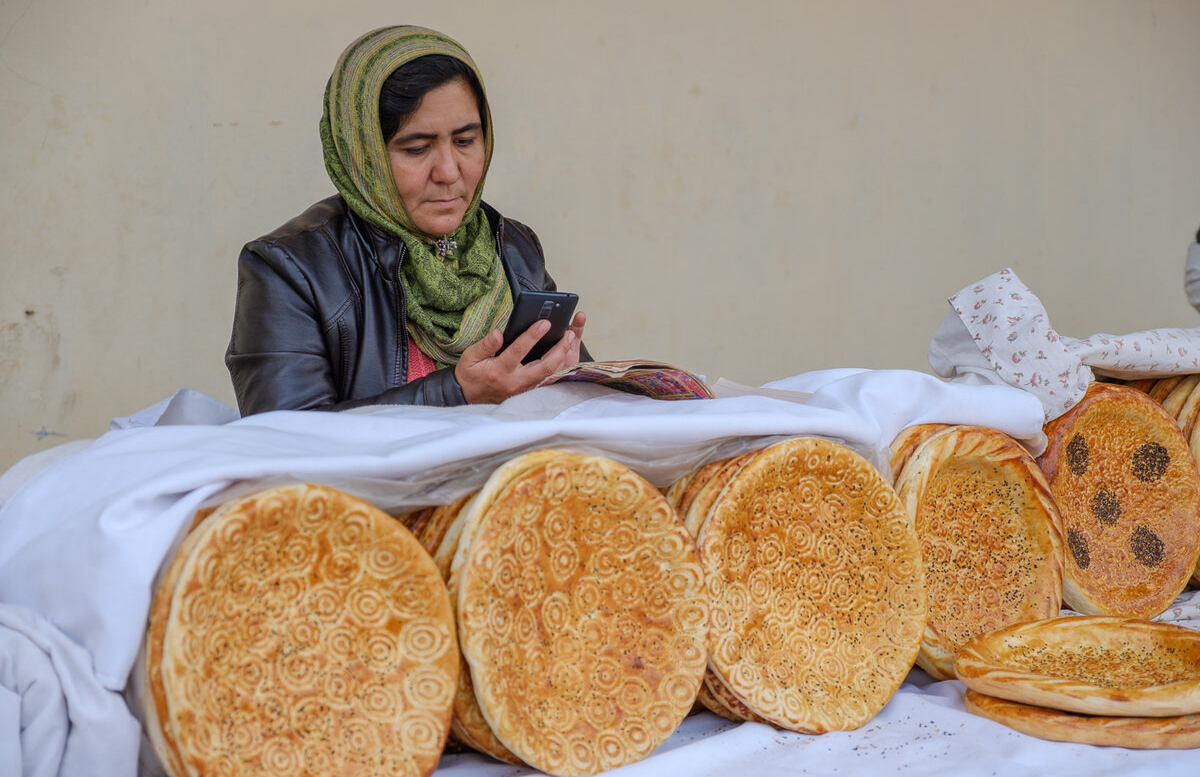 Узбекистанцам рассказали, какой хлеб нужно нести обратно в магазин