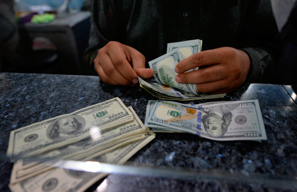 На узбекский рынок поступило большое количество фальшивой валюты