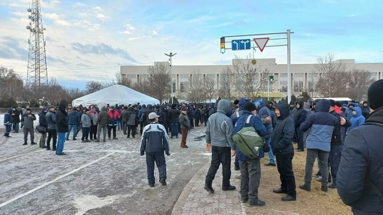 В Казахстане недовольные повышением цен на газ демонстранты потребовали прибытия президента — видео