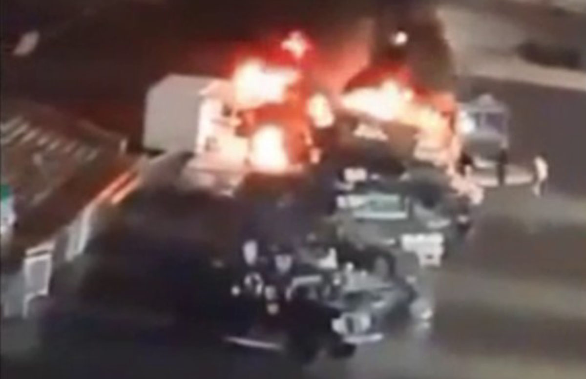 В Ташкенте возле Дворца «Дружбы народов» загорелся военный спецавтомобиль — видео