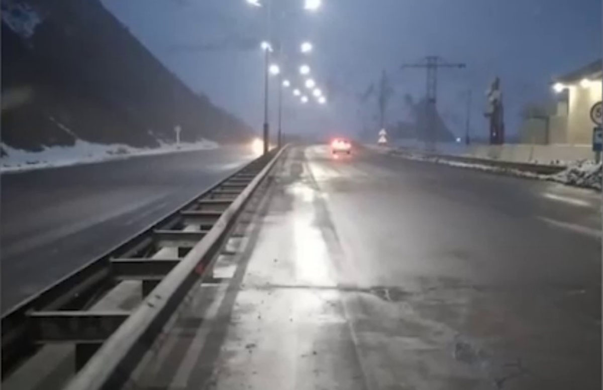 ГУБДД обратилось к водителям в связи со снегопадом на перевале Камчик