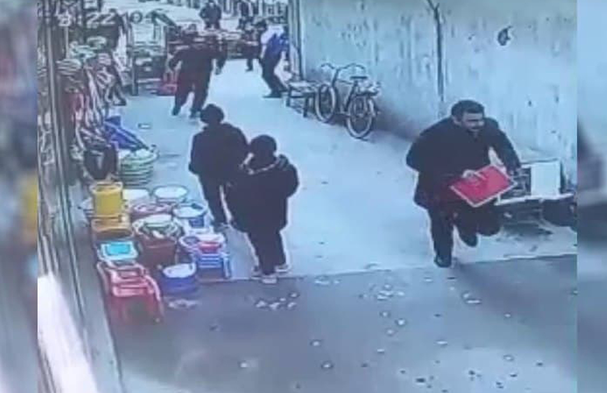 В Андижане мужчина ударил ножом сотрудника БПИ за попытку снести магазин — видео