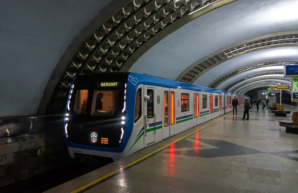 поезд метро в движении